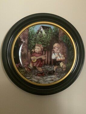 THE DANBURY MINT FRAMED HUMMEL PLATE - LITTLE COMPANIONS - PRIVATE PARADE